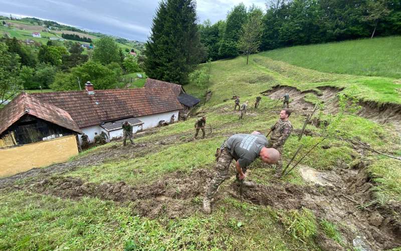 poplave plazovi1 selnica in zgornja velka sentilj slovenska vojska.jpg