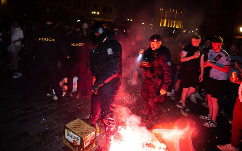 praga policija huligani.jpg