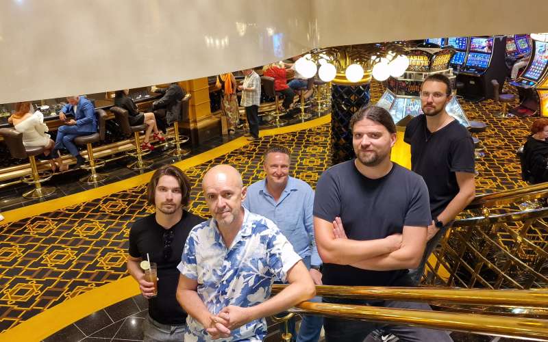 Skupina Sam's Fever, znana po interpretaciji Elvisove glasbe, je nastopila na križarki TCB-World Cru