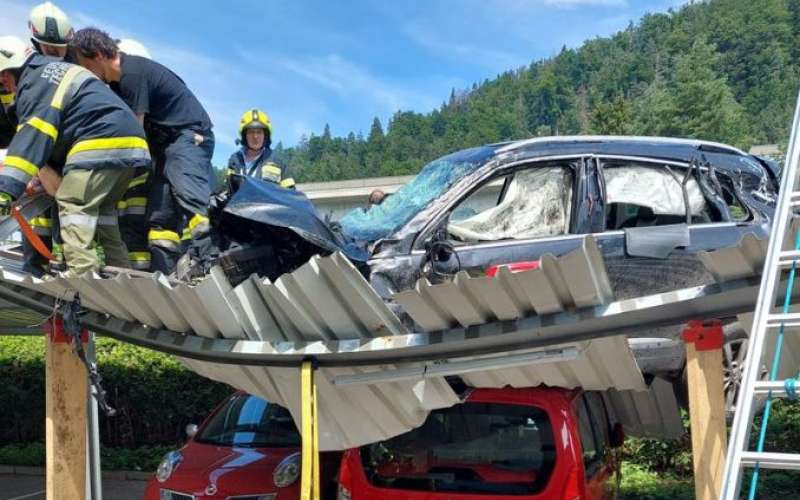 avto, nadstrešek, Töschling.jpg