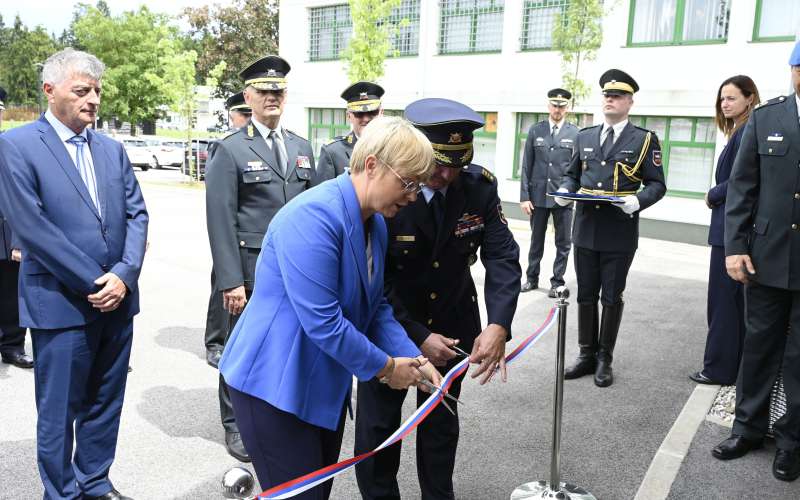 nataša pirc musar, prenovljeni center za kontrolo in nadzor zračnega prometa, Brniku.jpg