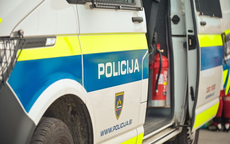 simbolična, policija, prometna-enota, policijska-enota-s-službenimi-psi