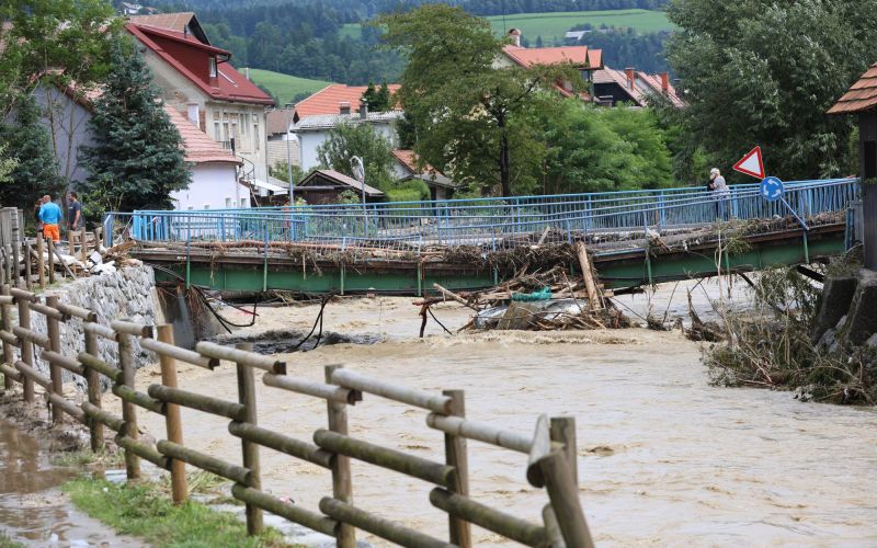prevalje neurje poplave skoda gasilci pl.JPG
