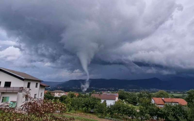 tornado1 foto Petra Mršnik - Neurje.si.jpg
