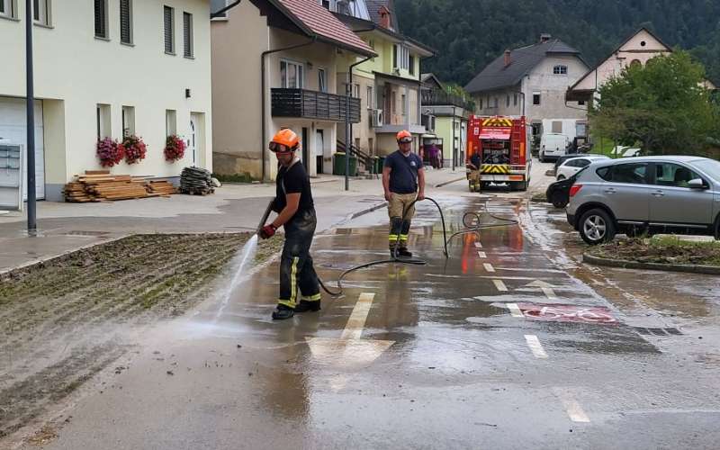 vodni top poplave policija.jpg