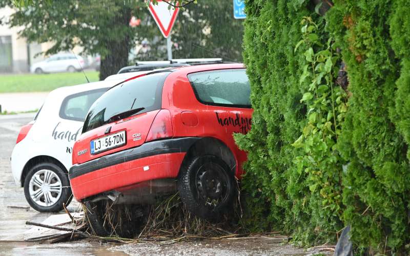 poplava, medvode, avto.JPG
