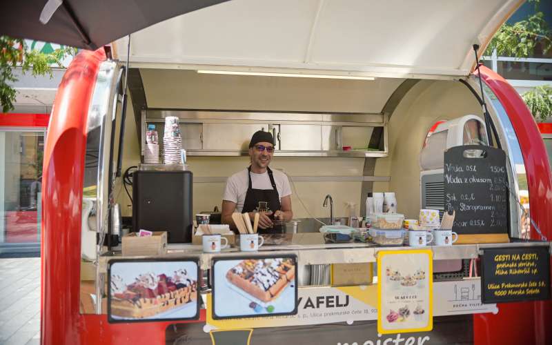 sočna-vilica, street-food, slovenska-ulica