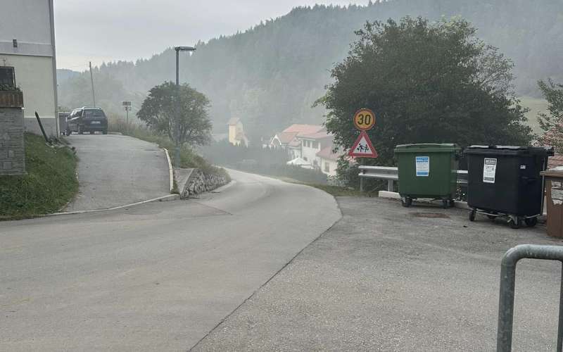 dim, smrad, zažgano motorno olje, polena.jpg
