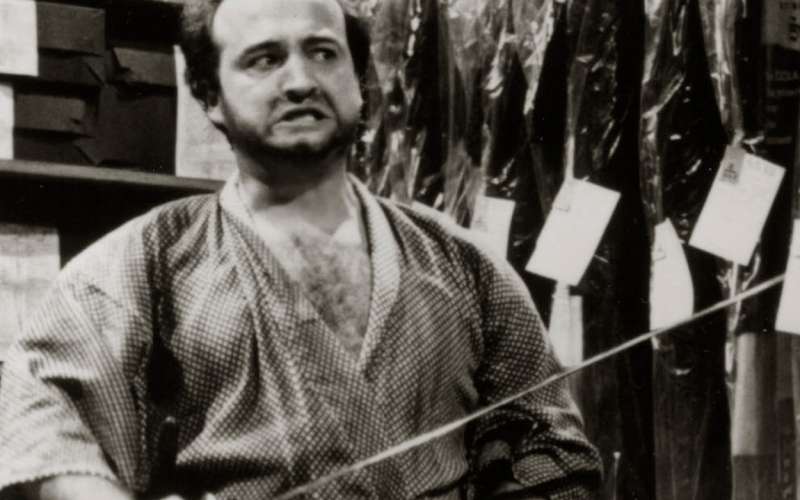 John Belushi kot samuraj Futaba, eden njegovih najboljših likov.