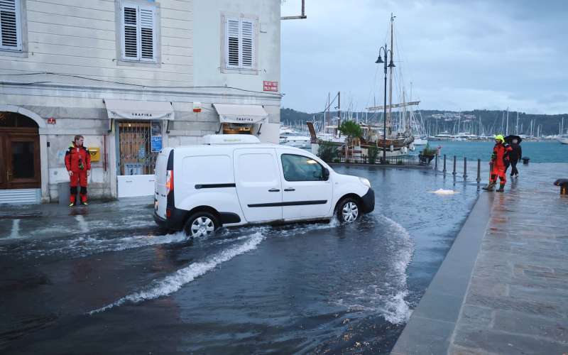 plimovanje, izola.jpg