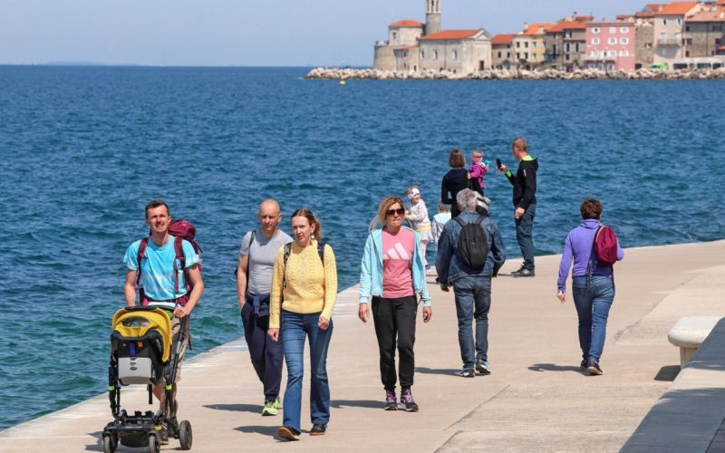 turizem, obala, turisti, počitnice.jpg