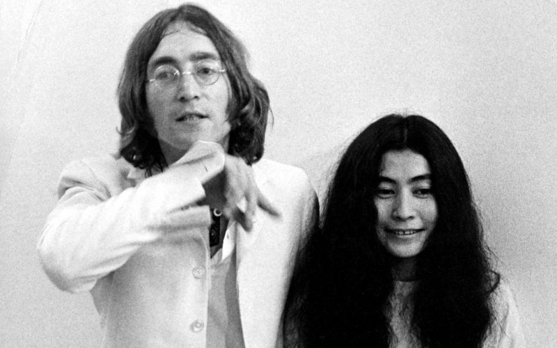 Yoko Ono in John Lennon sta s svojo umetnostjo in mirovnim aktivizmom zaznamovala svet – zdaj je njeno delo znova v središču pozornosti.