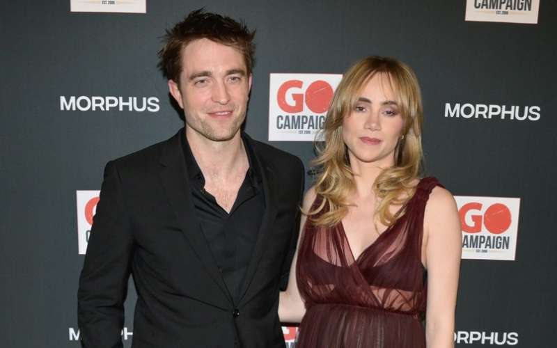 Robert Pattinson, Suki Waterhouse (2).jpg