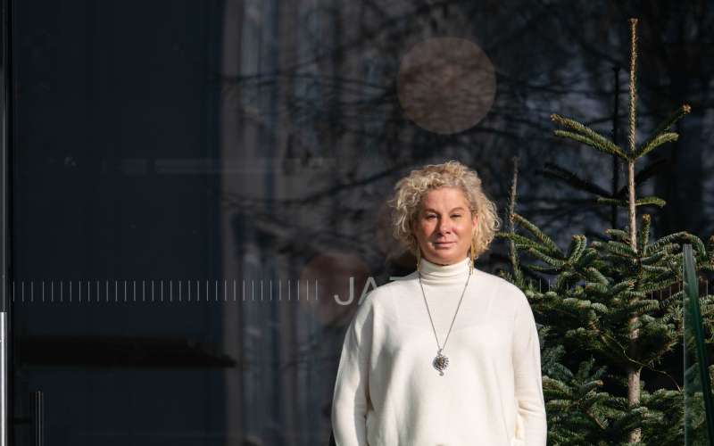 ana roš stojan.jpg