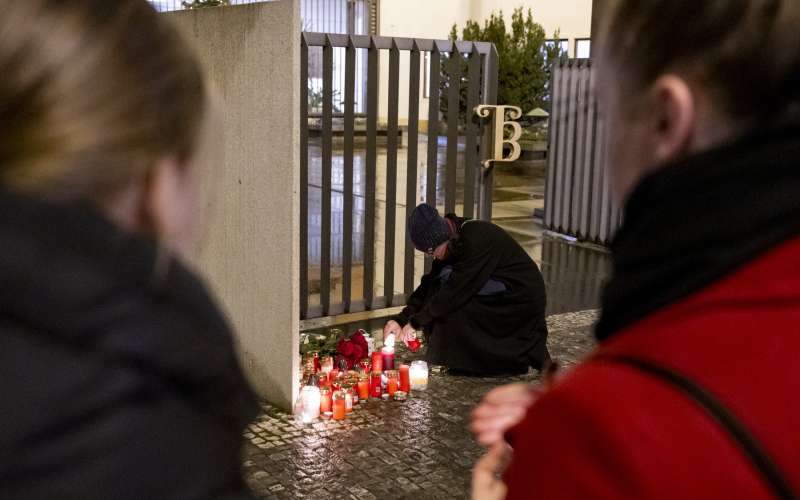 sveče, filozofska fakulteta praga, kraj streljanja.jpg