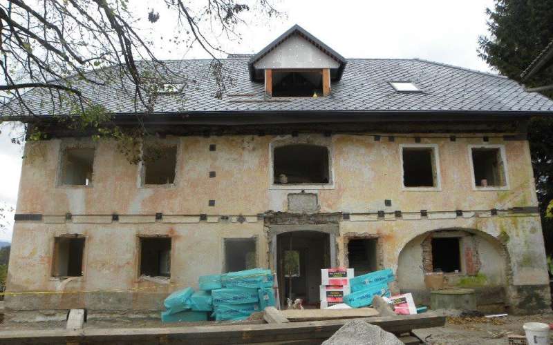 3_Dorfajre 16_hiša med obnovo 2013_foto D. Pediček.jpg