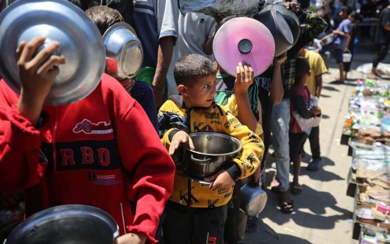 gaza, čakajoč hrano, otroci.jpg