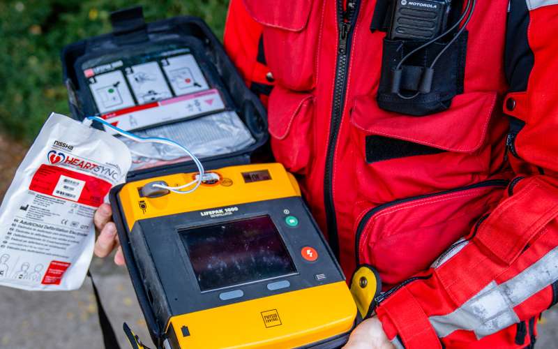 AED, Defibrilator, reševalci, oživljanje