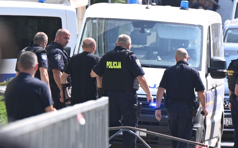hrvaška-policija, kbc-zagreb, aretacija, moški-s-pištolo