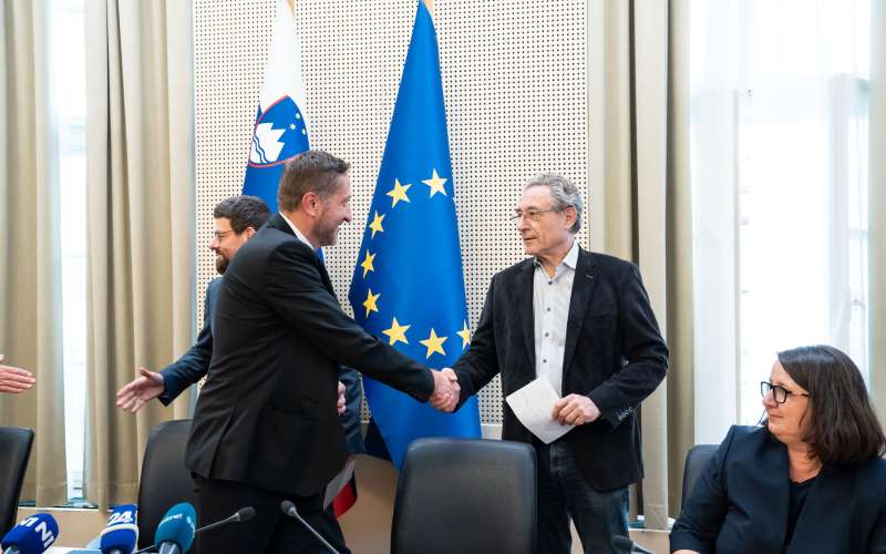 klemen boštjančič, branimir štrukelj, podpis dogovora o plačah.jpg