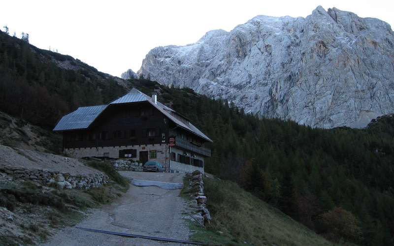 tičarjev dom.jpg