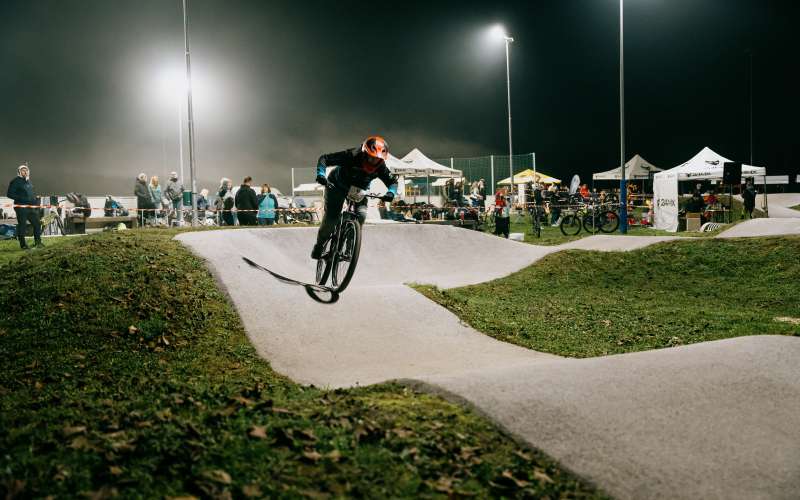 nočna-drika-apače, mtb, kolesarska-dirka, halloween