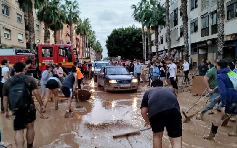 poplave15. Prostovoljci čistijo ulico..jpg