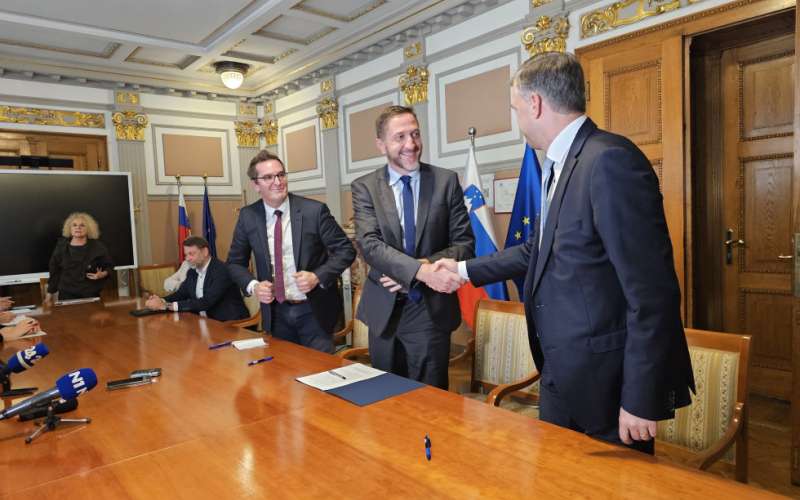 Podpis-dogovora-o-povprecnini__FitWzk4MCw5ODAsIjU5MjQwOGRlYTgiXQ.jpg