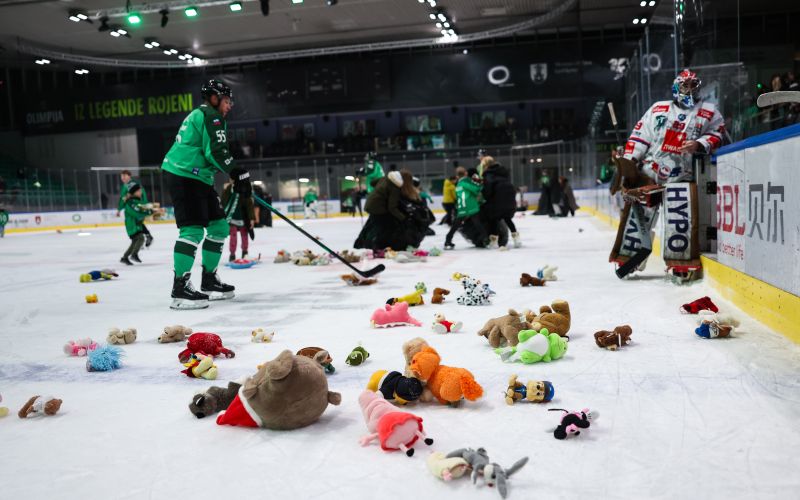 HK Olimpija teddy bear toss