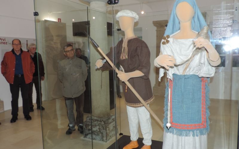 1555584333_mh-razstava_gospodarji_prehodov.jpg