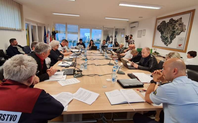 1685013681_sd-se_puksič_na_tapeti.jpg