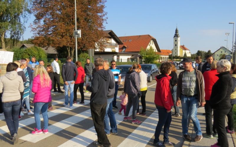 1539087198_em-protest_leskovec.jpg