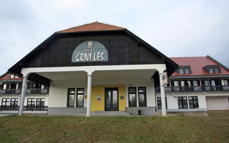 1514634885_cg_crni_les.jpg