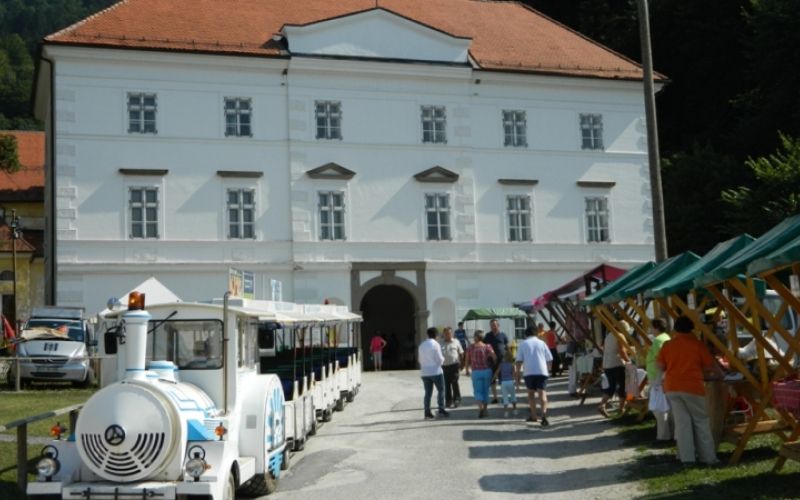 1482316519_mv-seja_poljcane_nakupi_1.jpg