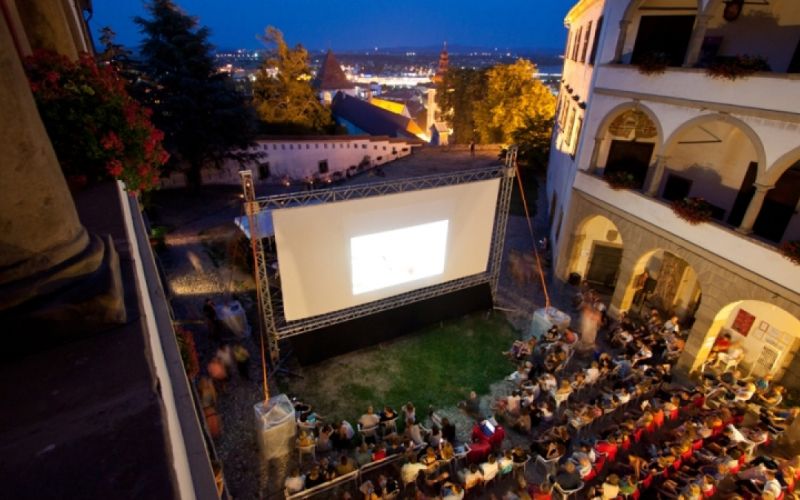 1467367193_kino-brez-stropa-dan3-5.jpg