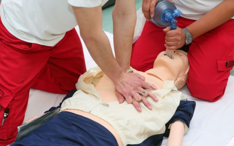 1483362503_cg_defibrilator_ozivljanje.jpg