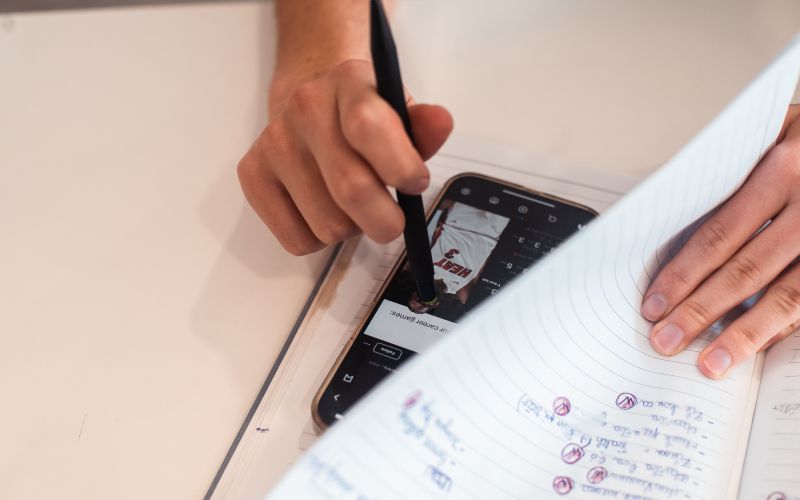 simbolična, šola, uporaba-telefona-med-poukom, telefoni-v-šoli, učenci, mobilne-naprave, učilnica
