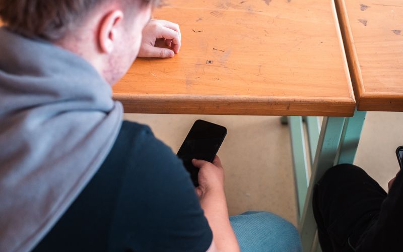 simbolična, šola, uporaba-telefona-med-poukom, telefoni-v-šoli, učenci, mobilne-naprave, učilnica