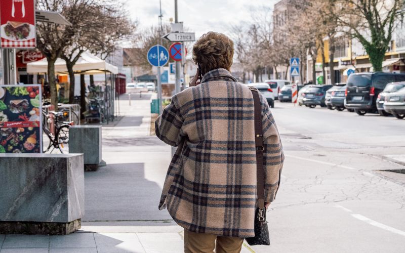 simbolična, upokojenci, starejši, starostniki, telefoniranje