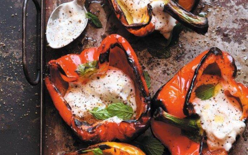Gegrillte Paprika mit Minzjoghurt