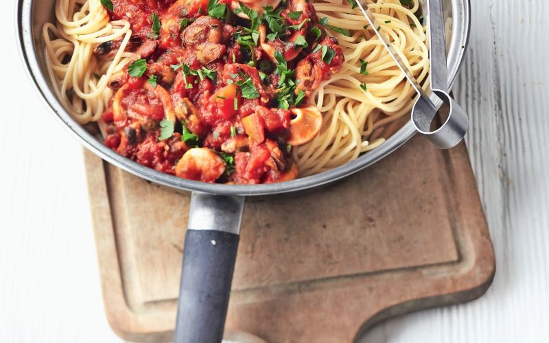 spageti s paradiznikovo morsko omako