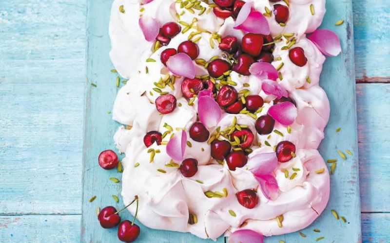 pavlova s cesnjami vrtnicami in pistacijami