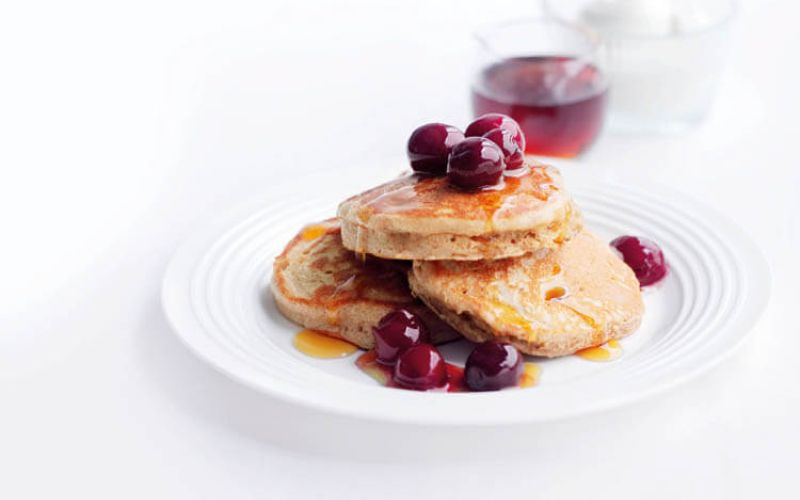 Ajdove ameriske palacinke s cimetom in cesnjami