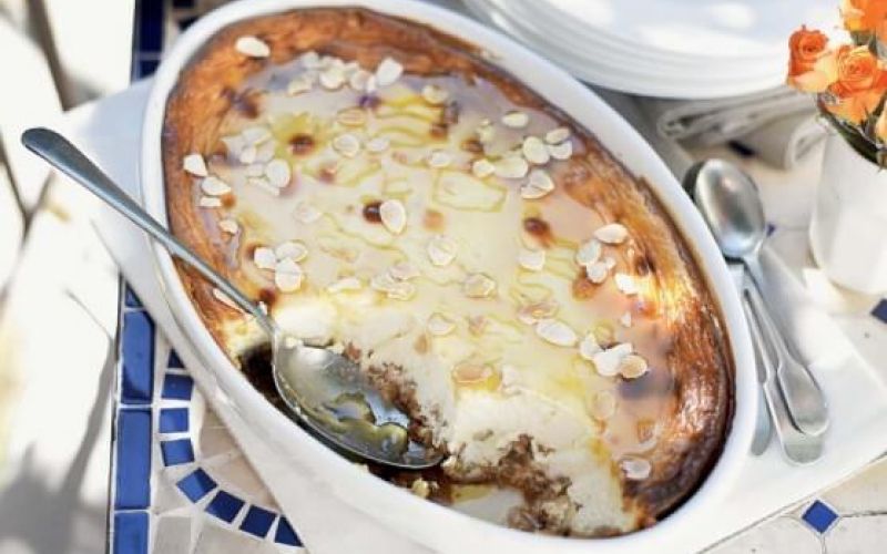 Medena pita z maskarponejem in grškim jogurtom