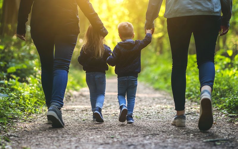 družina, sprehod, v gozdu