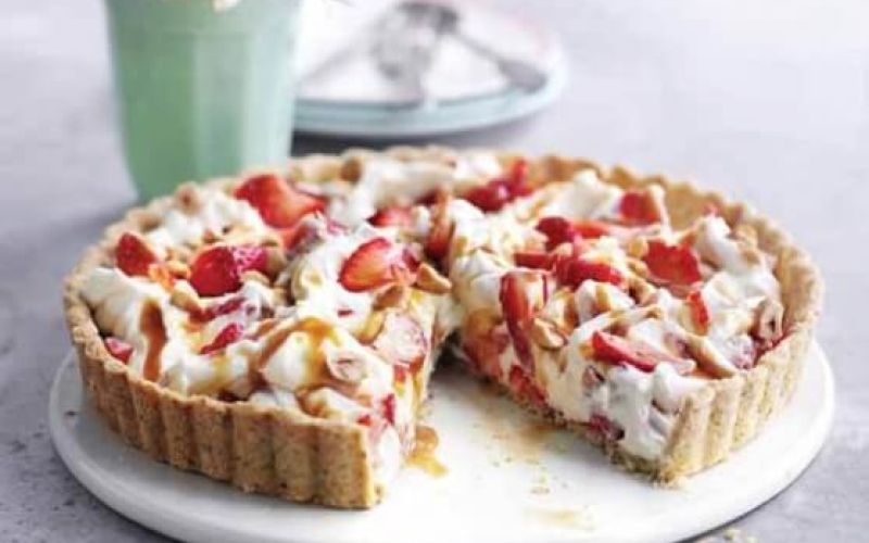 jagodna-pita-z-lesniki-in-karamelno-omako