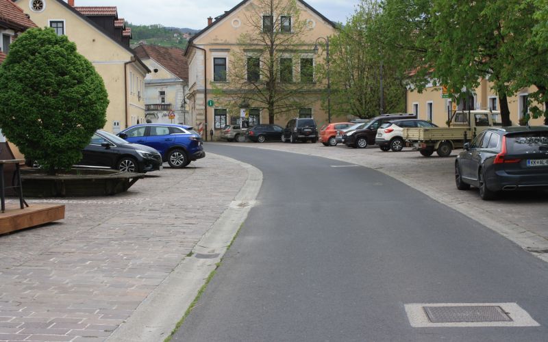 kostanjevica-na-krki, parkiranje-v-mestu