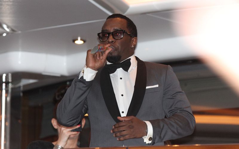 Diddy - Glasbeni mogul Sean Diddy Combs je sedel na zatožno klop.