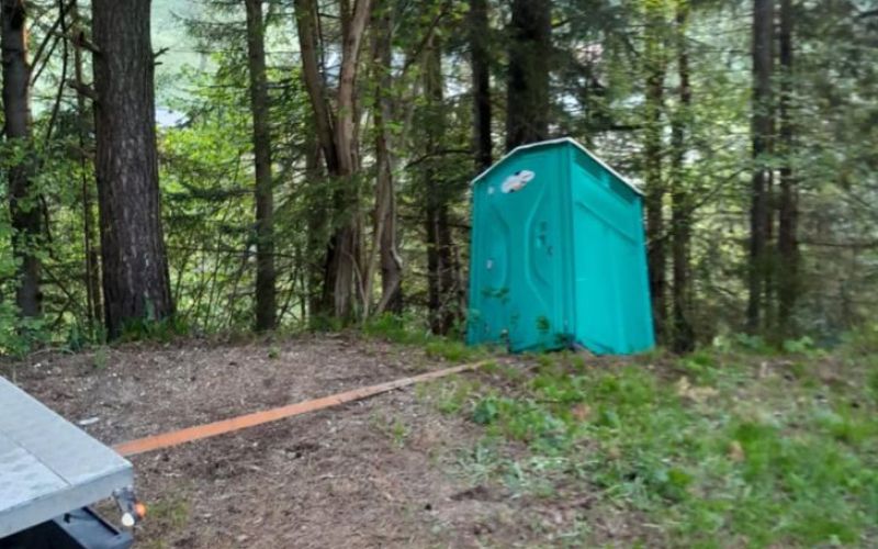 wc kabina, gozd, dolič, štrekna.jpg