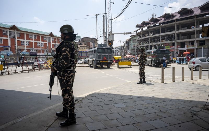 srinagar, patrulje, indijski vojak.jpg